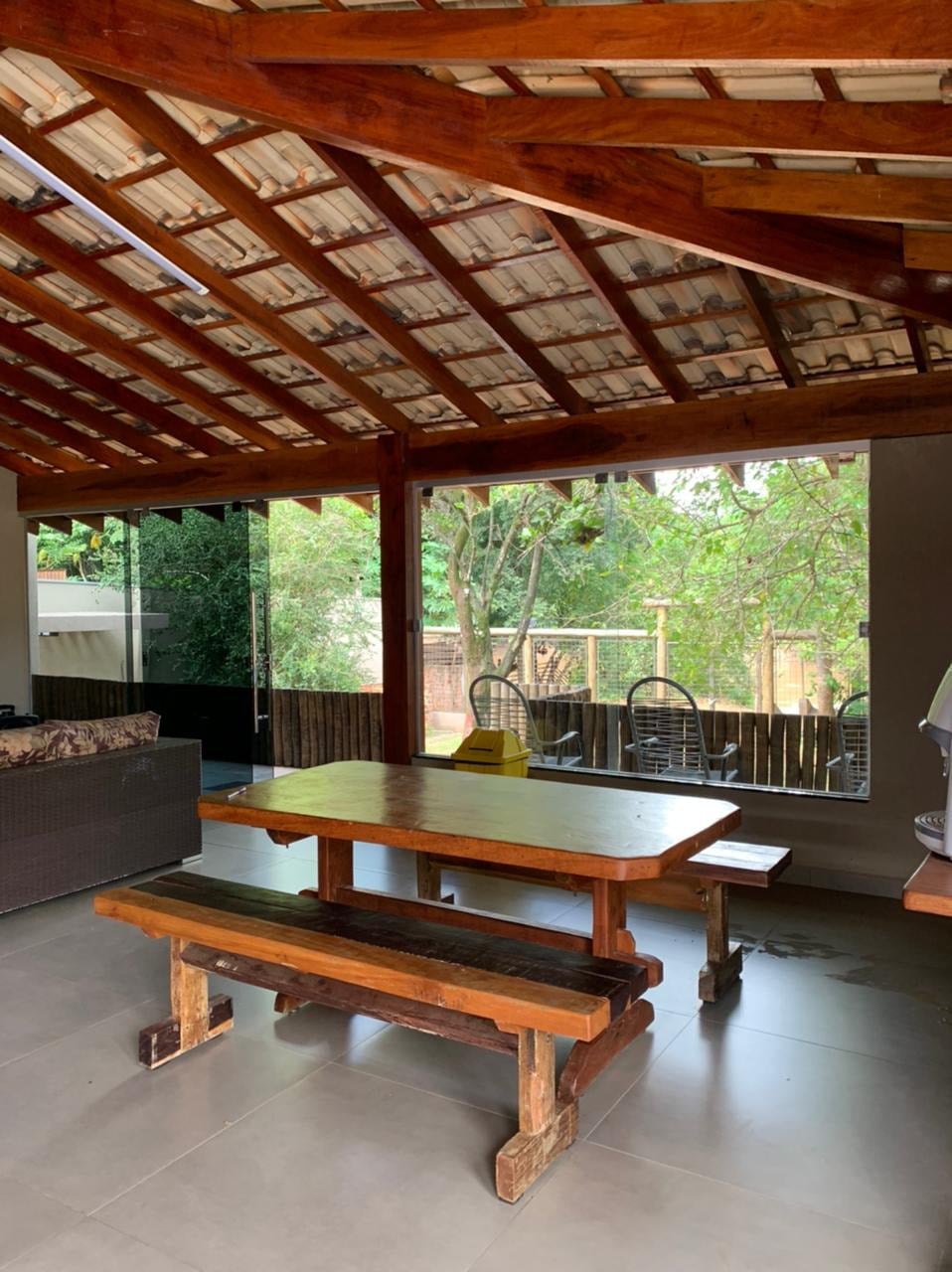 Área gourmet com mesa de madeira