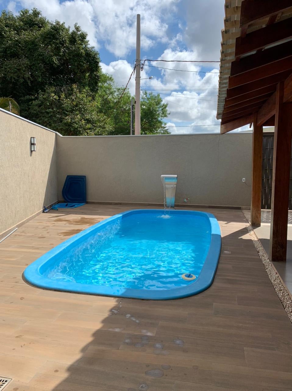 Piscina ao ar livre durante o dia